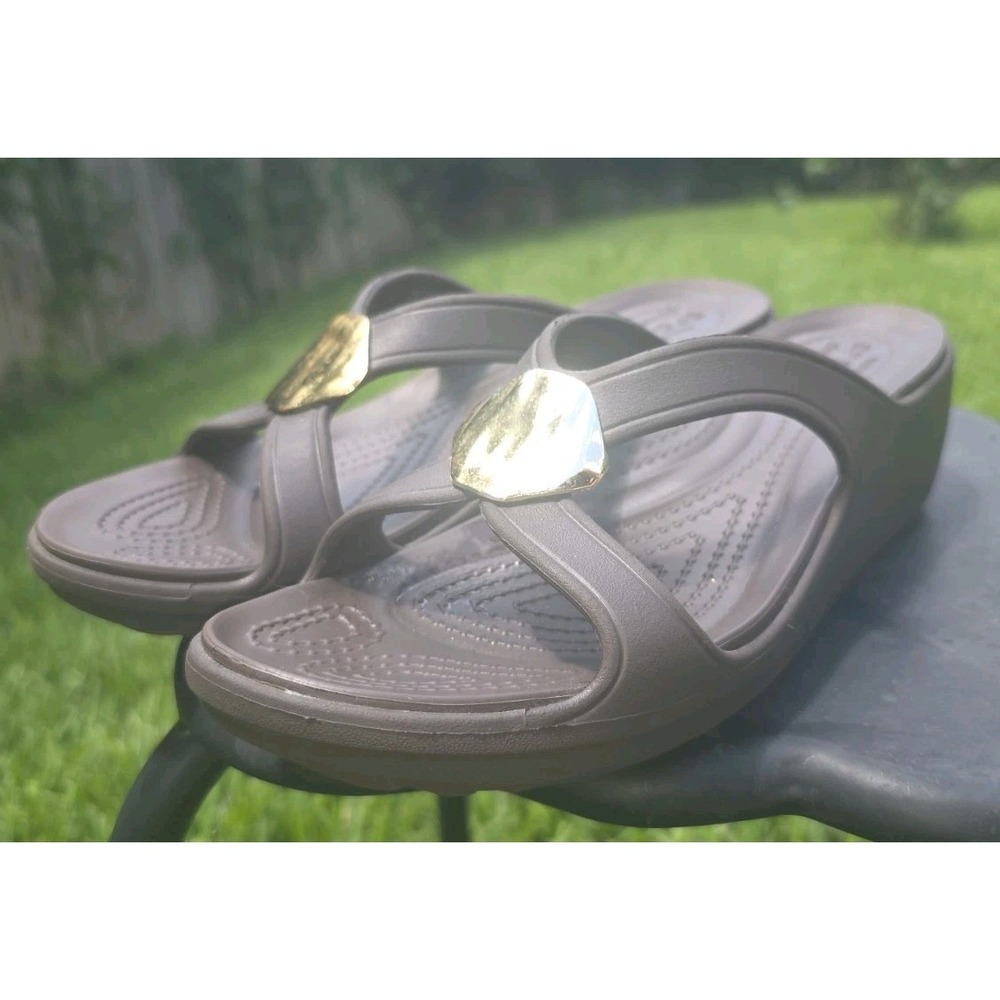 Crocs Sanrah Hammered Tear Drop Sandal Women's Brown Gold Slide-On Size W 8